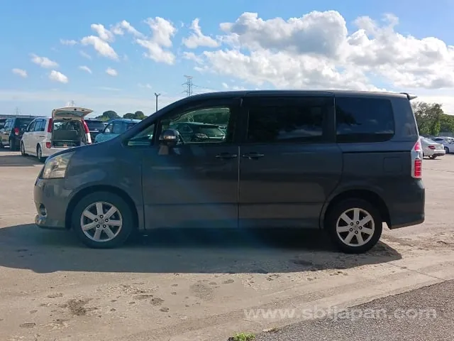 Toyota Noah 2009 photo 4