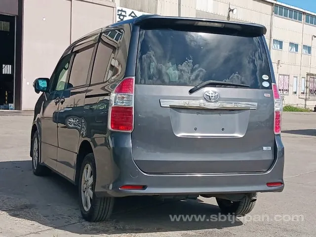 Toyota Noah 2009 photo 5