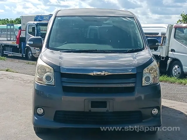 Toyota Noah 2009 photo 2
