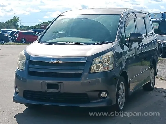 Toyota Noah 2009 photo 3