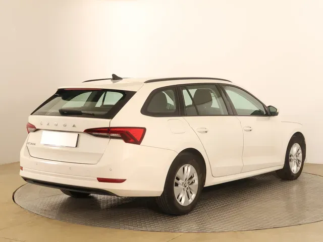 Skoda Octavia Combi 2023 photo 4