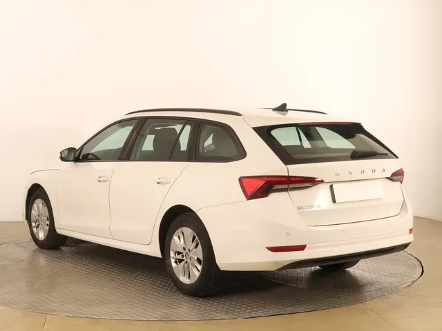 Skoda Octavia Combi 2023 photo 3
