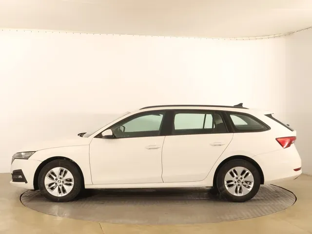 Skoda Octavia Combi 2023 photo 2