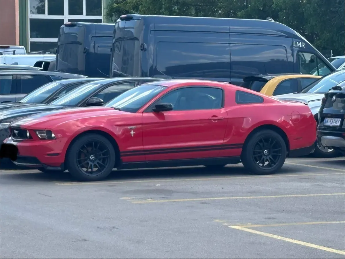 Ford Mustang 2010 photo 2