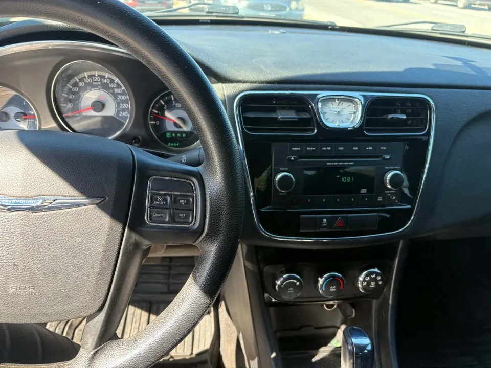 Chrysler 200 2014 photo 2
