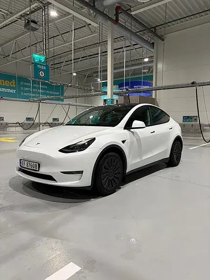 Tesla Model Y 2023 photo 2