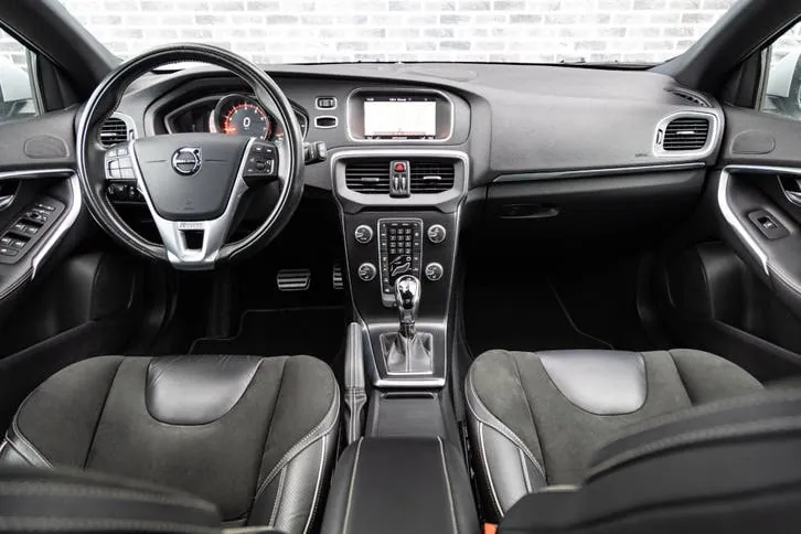 Volvo V40 2019 photo 2