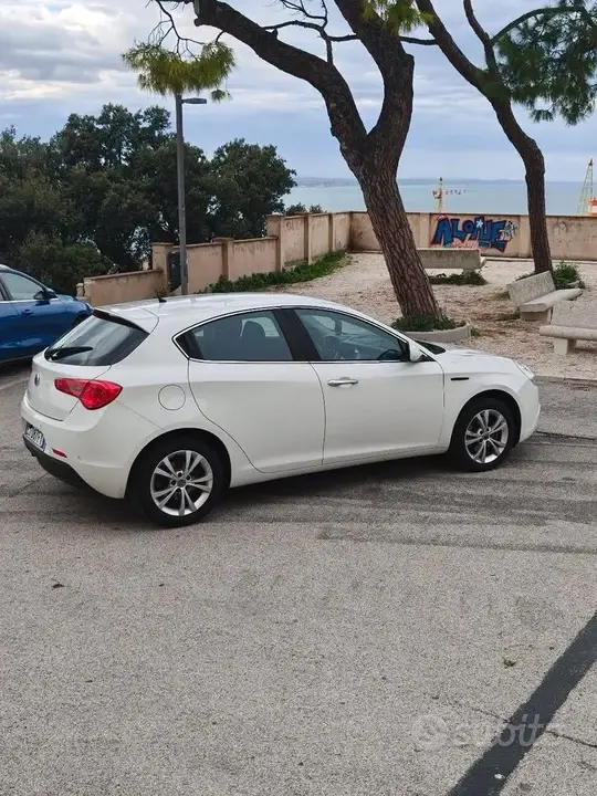 Alfa Romeo Giulietta 2011 photo 3