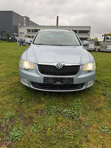Skoda Superb 2010 photo 2