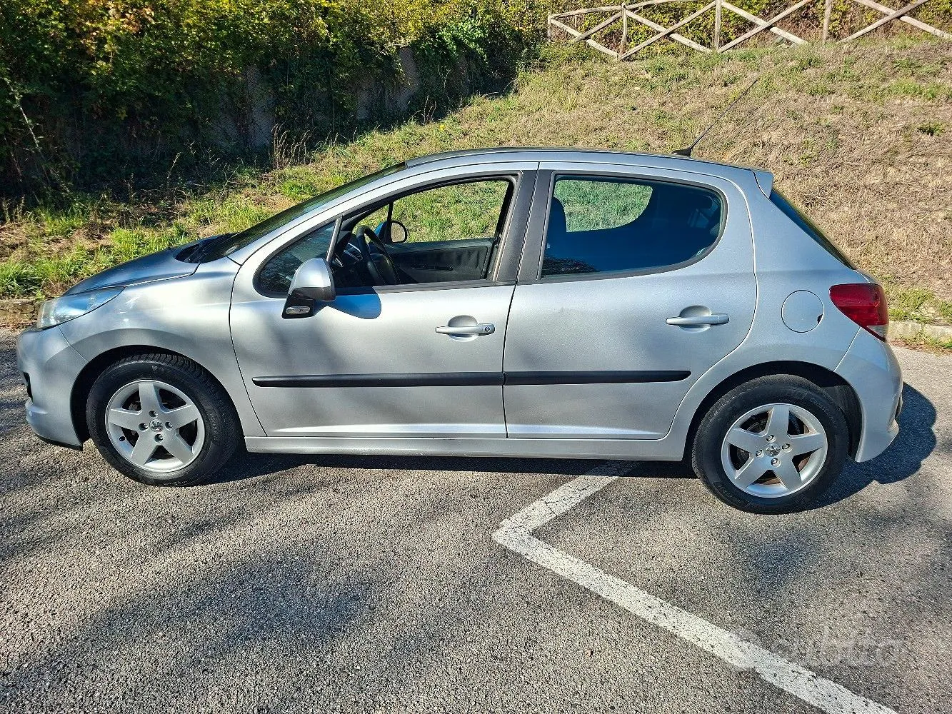 Peugeot 207 2010 photo 3