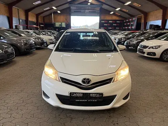 Toyota Yaris 2012 photo 2