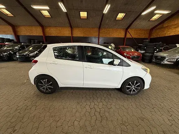 Toyota Yaris 2012 photo 4