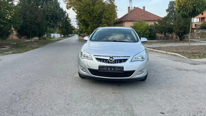 Opel Astra J 2011 photo 2