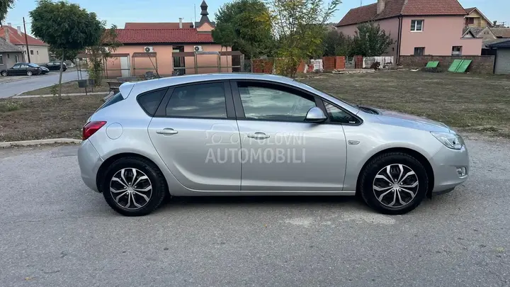 Opel Astra J 2011 photo 4