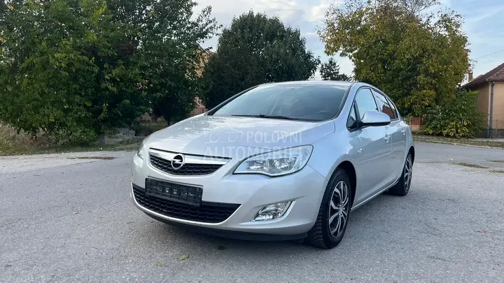 Opel Astra J 2011 photo 3