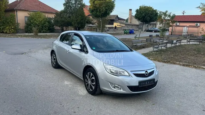 Opel Astra J 2011 photo 5