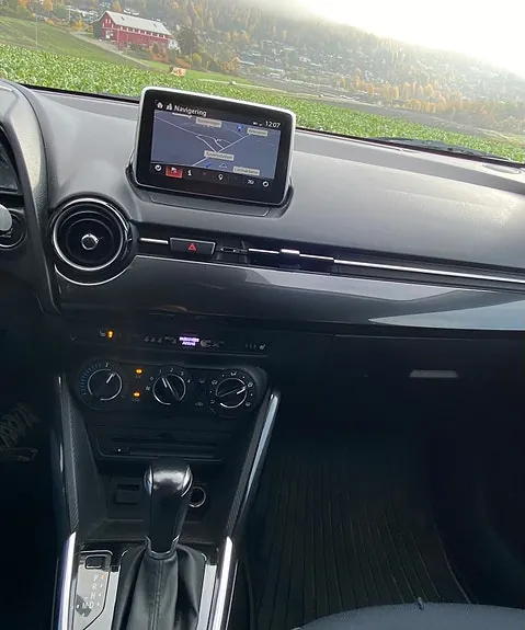 Mazda 2 2015 photo 4