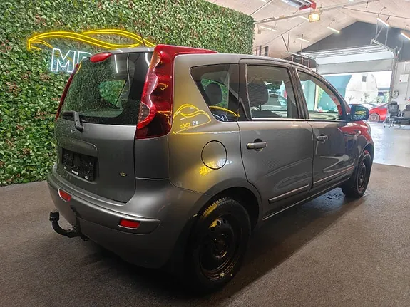Nissan Note 2011 photo 4