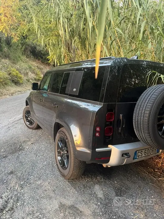 Land Rover Defender 2024 photo 3