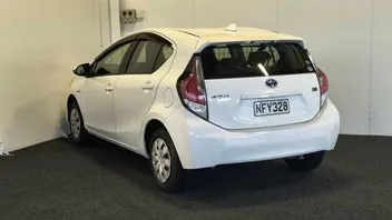 Toyota Aqua 2015 photo 5