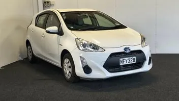 Toyota Aqua 2015 photo 2