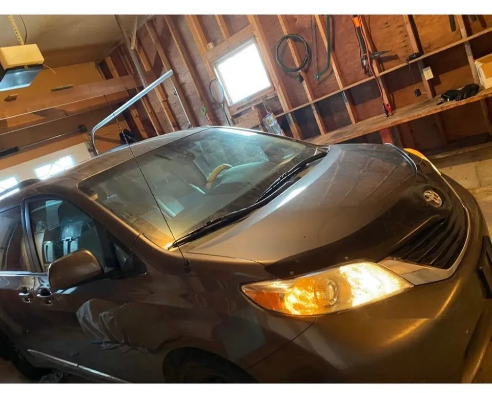 Toyota Sienna 2011 photo 2