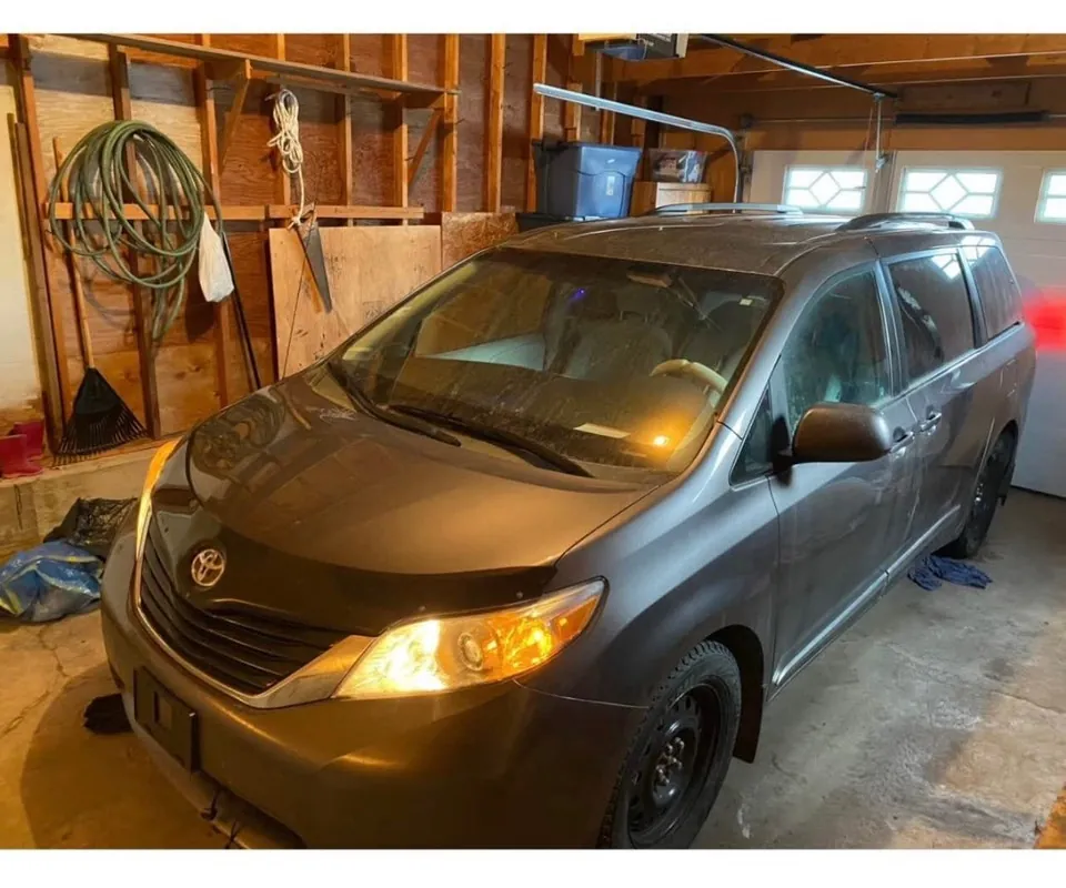 Toyota Sienna 2011 photo 4