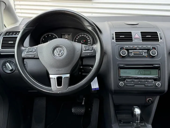 Volkswagen Touran 2011 photo 2