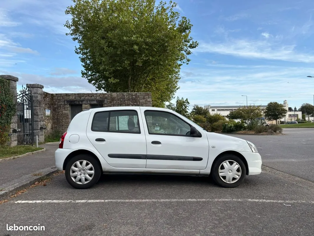 Renault Clio 2010 photo 2