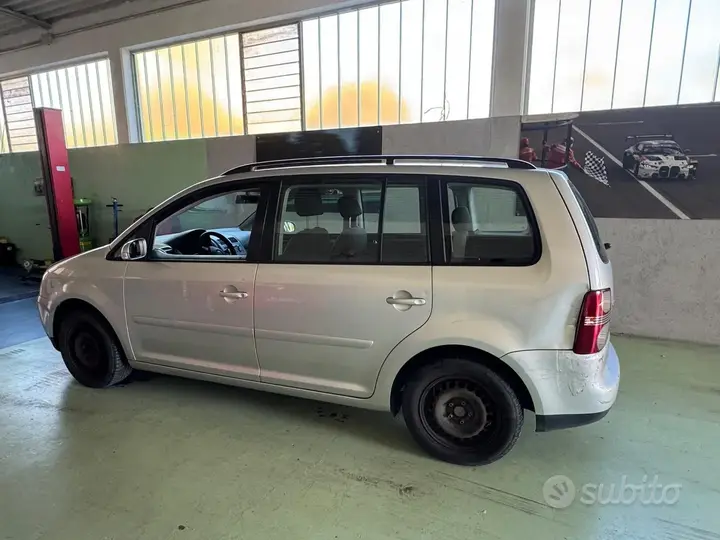 Volkswagen Touran 2005 photo 2