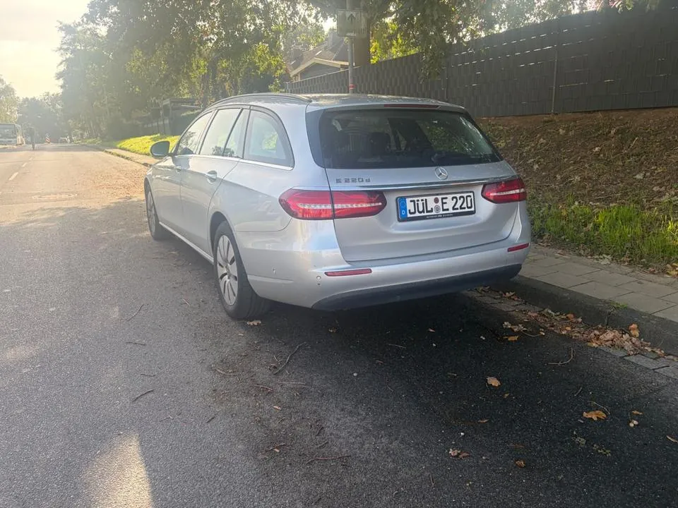 Mercedes-Benz E 220D