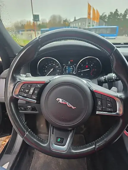 Jaguar Xf 2018 photo 2