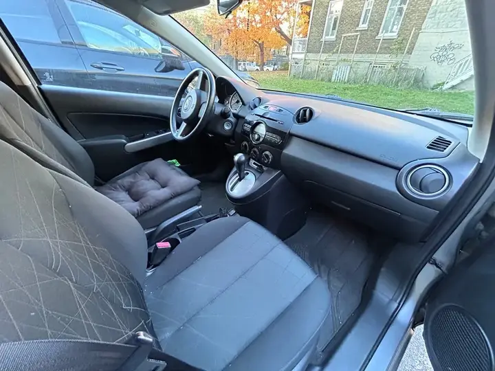 Mazda 2 2012 photo 4
