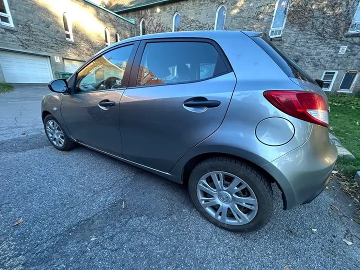 Mazda 2 2012 photo 2
