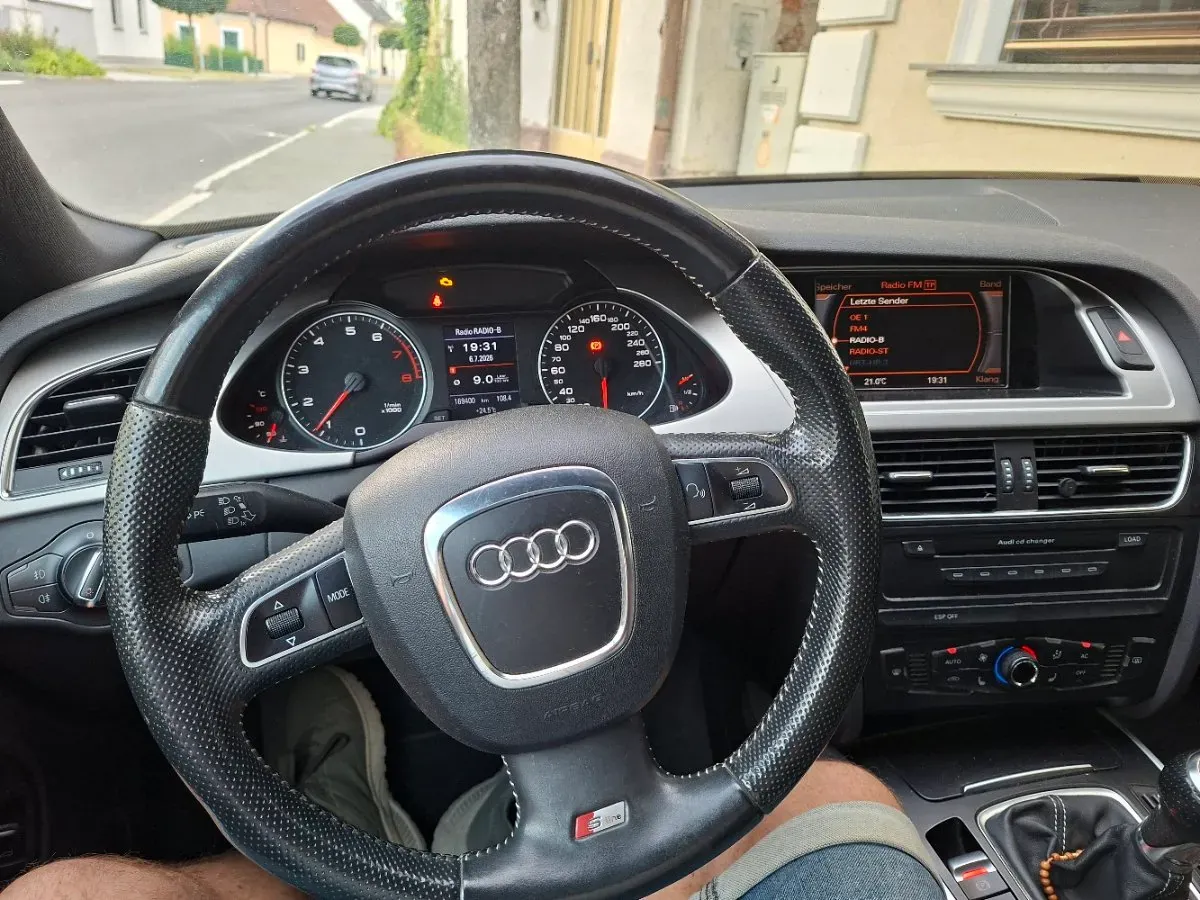 Audi A4 2009 photo 2