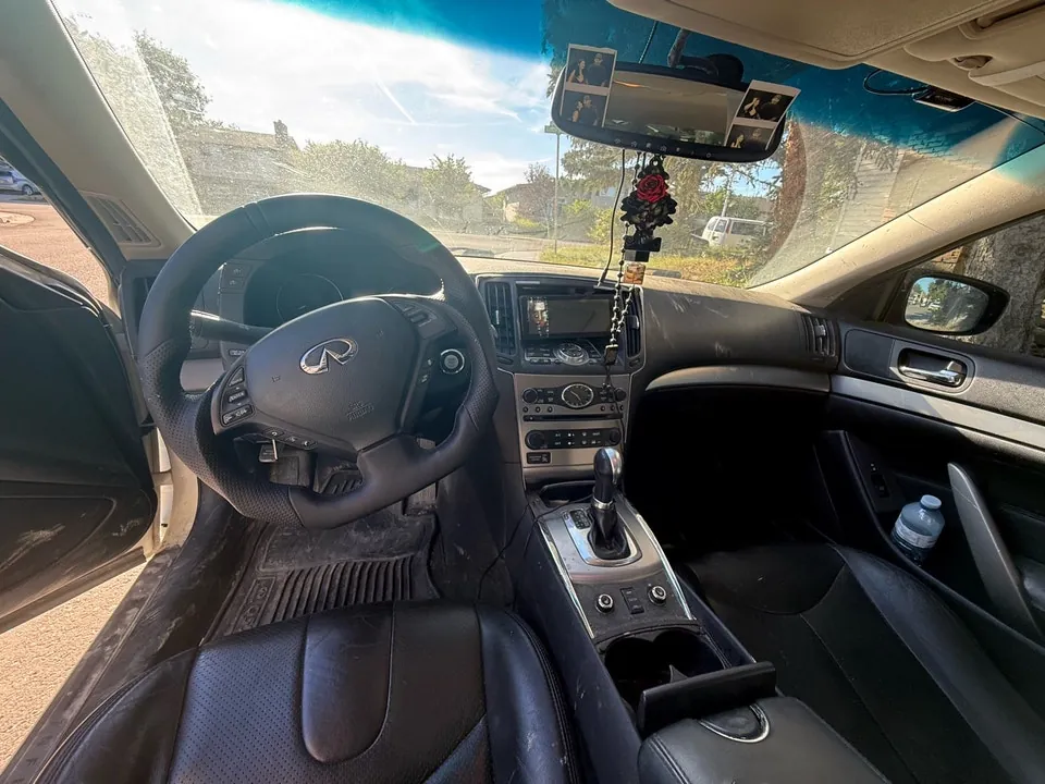 Infiniti G37 2010 photo 2