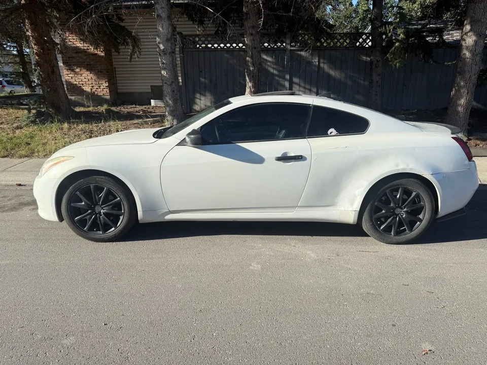 Infiniti G37 2010 photo 4