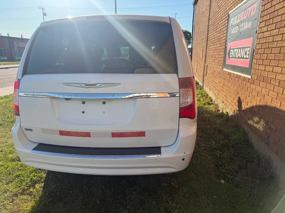 Chrysler Town & Country 2015 photo 3