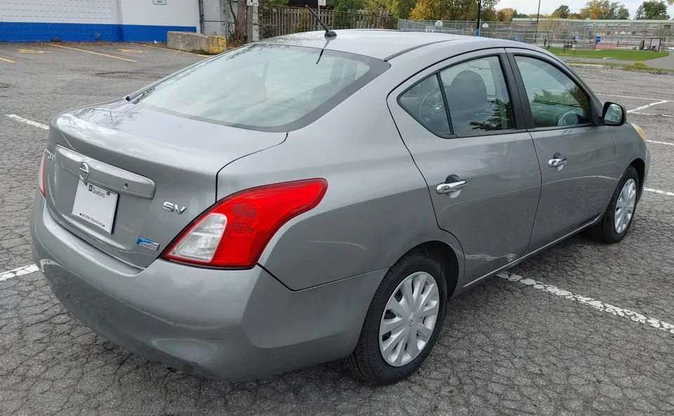 Nissan Versa 2012 photo 2