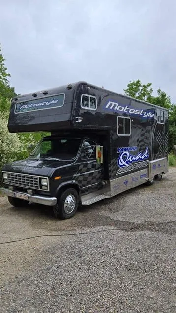 Ford E450 1979 photo 2