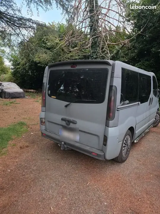 Renault Trafic 2004 photo 2