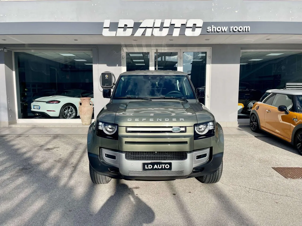 Land Rover Defender 2021 photo 2