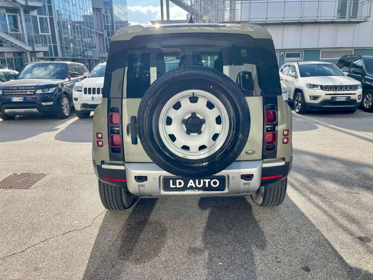 Land Rover Defender 2021 photo 5