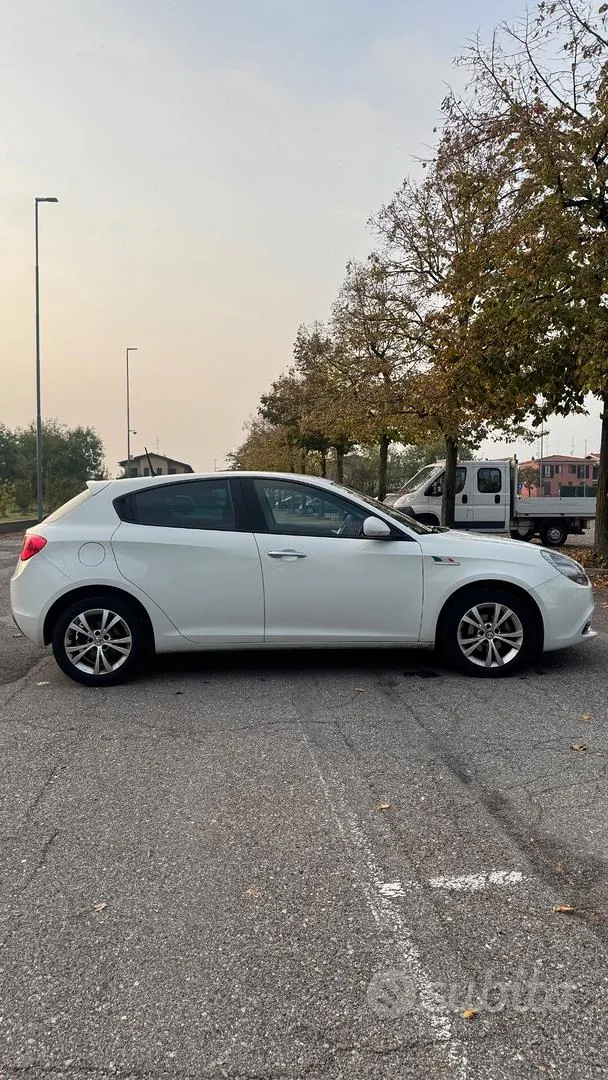 Alfa Romeo Giulietta 2015 photo 2