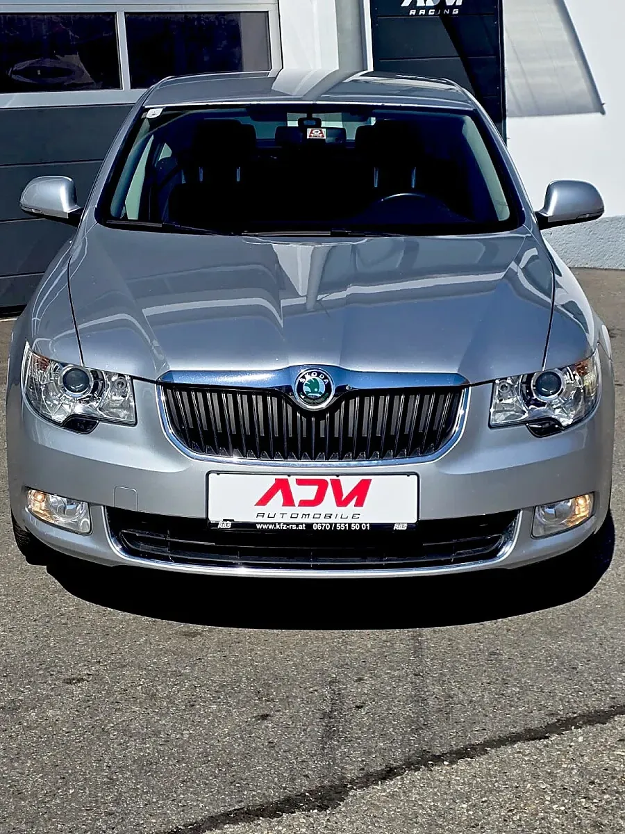 Skoda Superb 2011 photo 2
