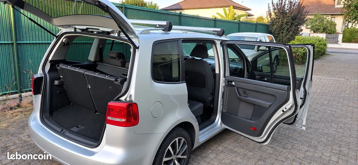 Volkswagen Touran 2011 photo 2