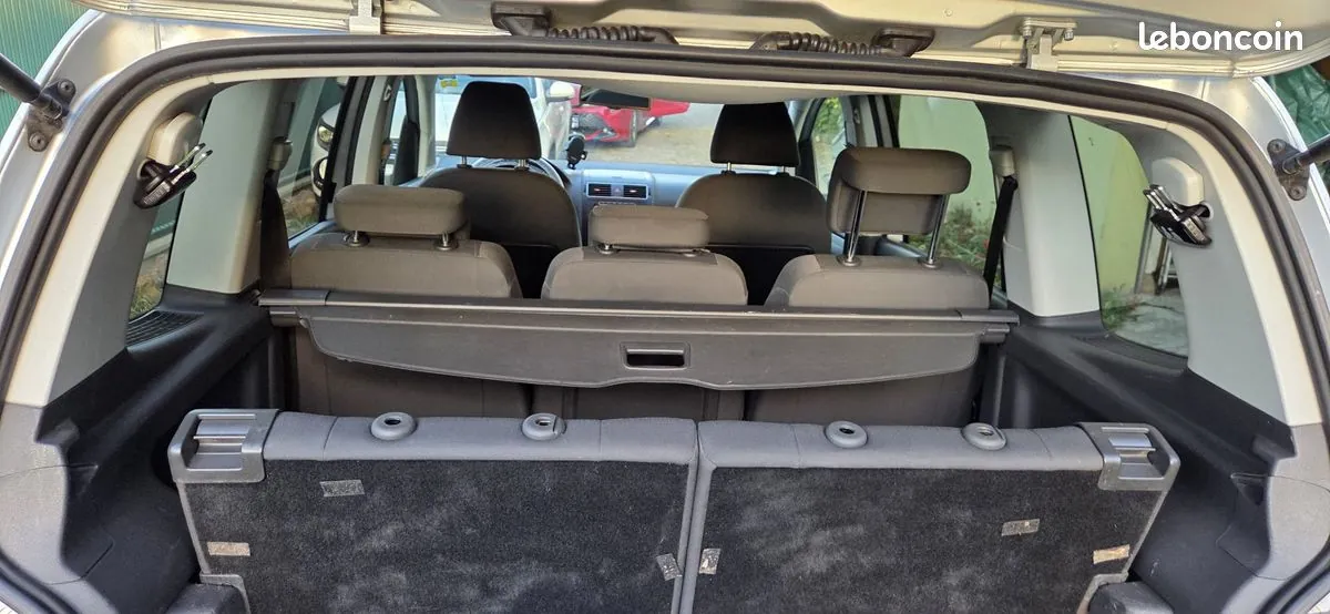 Volkswagen Touran 2011 photo 3