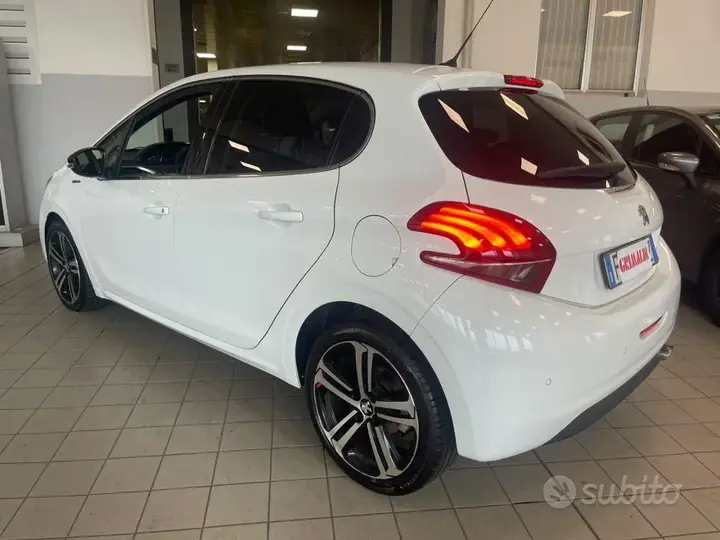 Peugeot 208 2019 photo 3