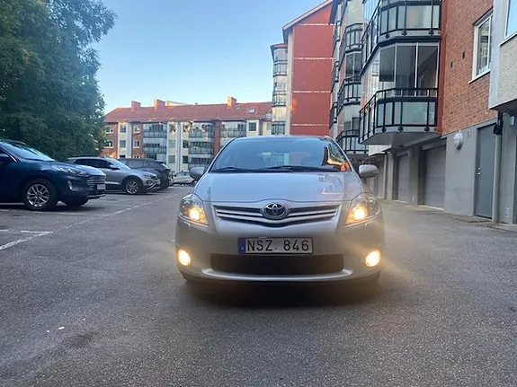 Toyota Auris 2011 photo 2