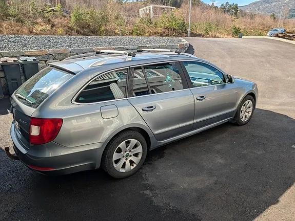 Skoda Superb 2011 photo 3